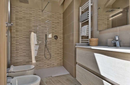 Aer Apartment | Discover Luna - Historic Center Retreat with Lake Views