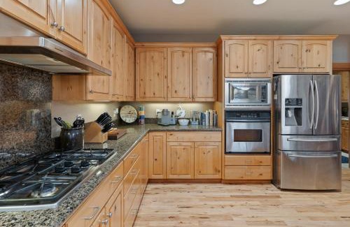 Redmond House | Inviting Luna View: Perfect Home for Longer Stays