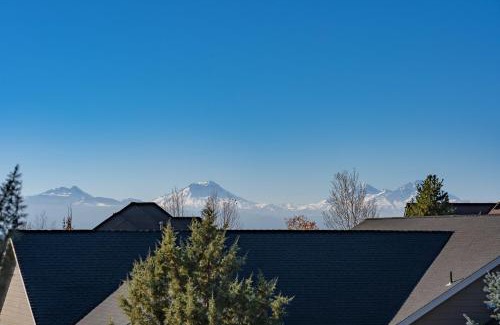 Redmond House | Inviting Luna View: Perfect Home for Longer Stays