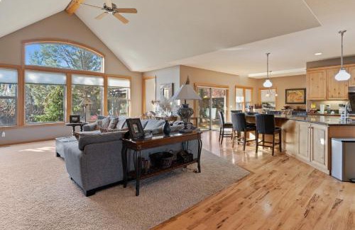 Redmond House | Inviting Luna View: Perfect Home for Longer Stays