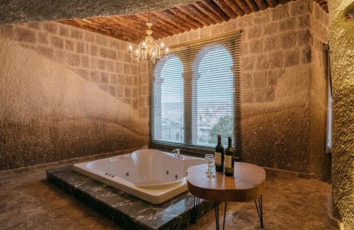 Goreme Hotel | Charming Lunar Cappadocia Hotel with Hot Tub & Breakfast