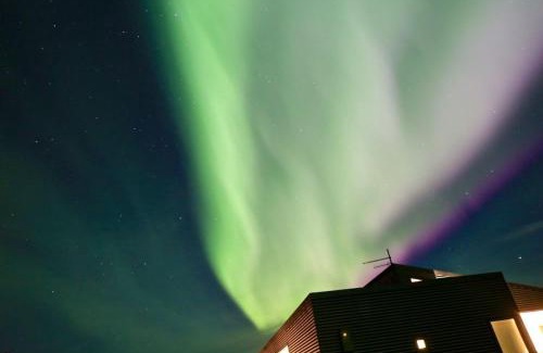 Borgarnes House | Discover Lundur and Klettur: Family-Friendly with Hot Tub