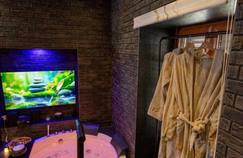 Chiaia Bed & Breakfast | Indulge at Lungomare Suite & Spa with Relaxing Amenities