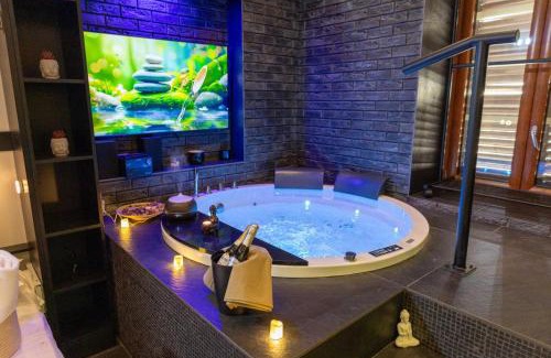 Chiaia Bed & Breakfast | Indulge at Lungomare Suite & Spa with Relaxing Amenities