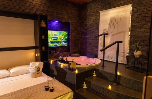 Chiaia House | Elegant Lungomare Suite & Spa with Relaxing Amenities