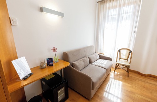 Chiaia House | Elegant Lungomare Suite & Spa with Relaxing Amenities