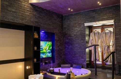 Chiaia House | Elegant Lungomare Suite & Spa with Relaxing Amenities