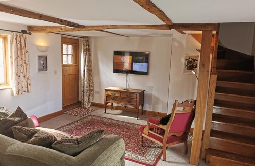 Albrighton House | Elegant Lupin Cottage at Boningale Manor with Breakfast