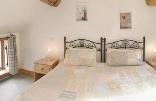 Albrighton House | Elegant Lupin Cottage at Boningale Manor with Breakfast