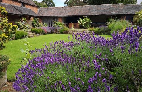Albrighton House | Elegant Lupin Cottage at Boningale Manor with Breakfast