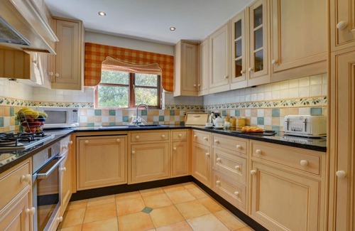 St Wenn House | Family-Friendly Lupin House with Pool & Pet Amenities