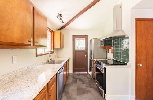 Mount Hood Village House | Inviting Lupine Glen: Pool, Wifi & Cozy Fire Deck Retreat