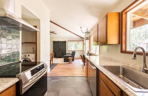 Mount Hood Village House | Inviting Lupine Glen: Pool, Wifi & Cozy Fire Deck Retreat