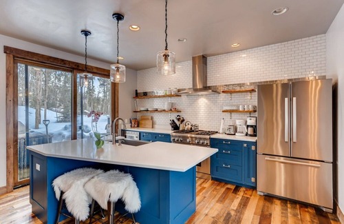 The Reserve House | Experience Lupine Mountain Modern: Chef's Kitchen & Rooftop Hot Tub