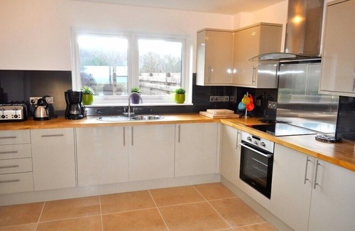 Appin House | Enjoy Family-Friendly Stays at Lurach with Breakfast Included