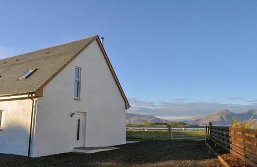 Appin House | Enjoy Family-Friendly Stays at Lurach with Breakfast Included