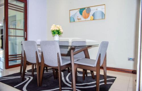 Lusaka Apartment | Stylish London Flat - Lapaz Apartments with Family-Friendly Perks