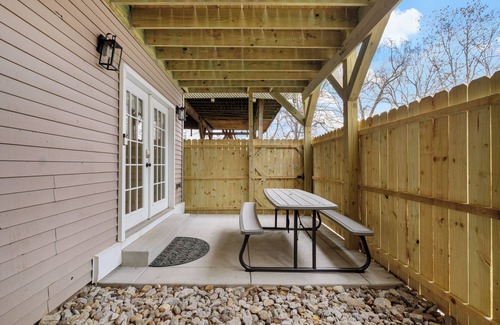 Wyandotte House | Pet-Friendly 3BD Renovated Retreat in Prime Location
