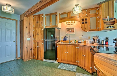 Wildwood Apartment | Inviting Condo with Deck and On-Site Hang Gliding Fun!