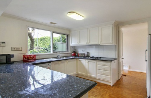 Brighton House | Serene Retreat: Two-Minute Walk to the Beach, Pet-Friendly