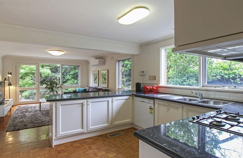 Brighton House | Serene Retreat: Two-Minute Walk to the Beach, Pet-Friendly