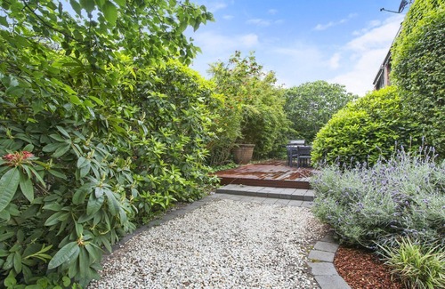 Brighton House | Serene Retreat: Two-Minute Walk to the Beach, Pet-Friendly