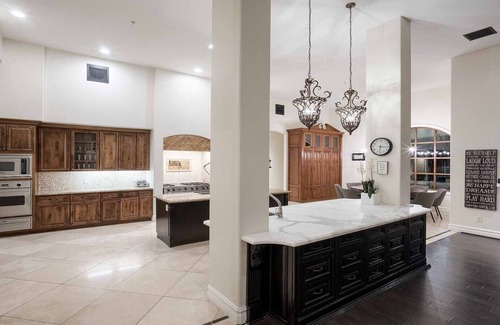 Camelback East House | Outstanding 8-Bedroom Retreat with Pool and Sports Amenities