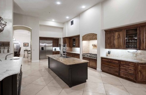 Camelback East House | Outstanding 8-Bedroom Retreat with Pool and Sports Amenities