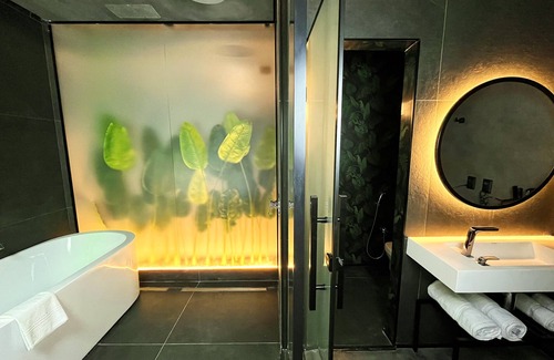 Agua Branca Hotel | Comfortable Stay at Lush Motel Lapa with Breakfast Included