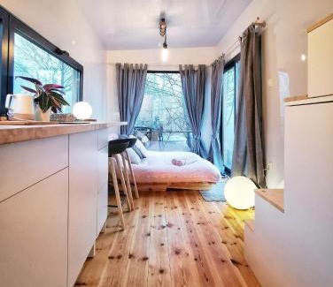 Wygielzow Ski Chalet | Modern Tiny House on Wheels with Hot Tub - Rated 9.3/10