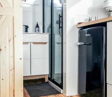 Wygielzow Ski Chalet | Modern Tiny House on Wheels with Hot Tub - Rated 9.3/10