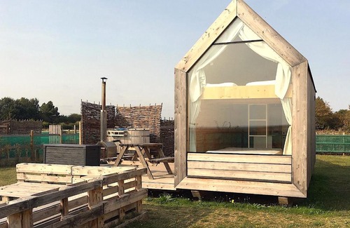 Brightlingsea House | Pet-Friendly Retreat at Lushna 6 Cottage & Glamping