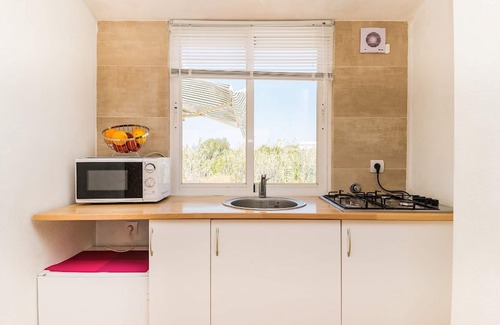 Sagres Apartment | Cozy Lutea Yellow Studio with Garden and Free Wifi