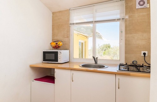 Sagres Apartment | Cozy Lutea Yellow Studio with Garden and Free Wifi