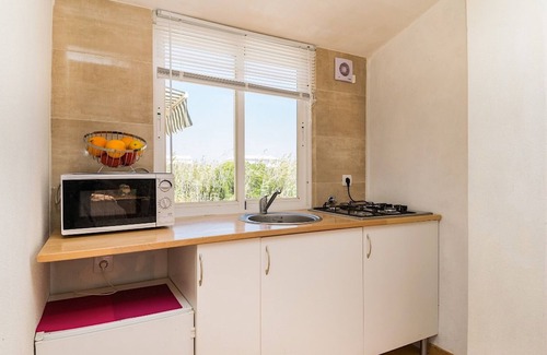 Sagres Apartment | Cozy Lutea Yellow Studio with Garden and Free Wifi