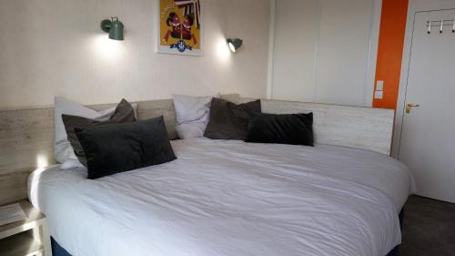 La Baule-Escoublac Apartment | Oceanfront Comfort at Lutin Vue Baie La Baule - Rated 9.2
