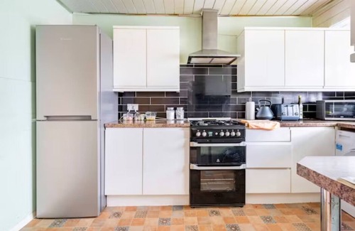 Luton House | Luton Airport Guest House