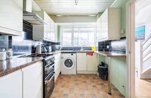 Luton House | Luton Airport Guest House