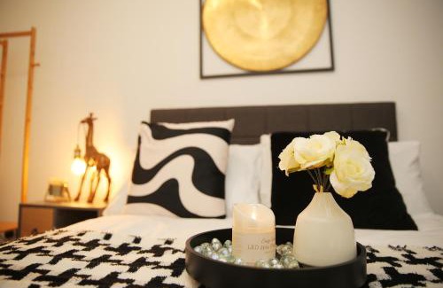 Luton Bed & Breakfast | Luton Airport House, Opposite airport staff parking