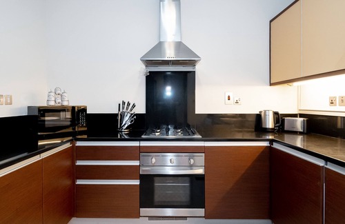 Palm Jumeirah Apartment | Top-Rated Luton Vacation Homes with Pool & Family Amenities