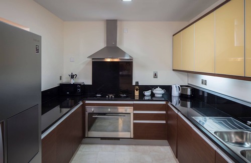 Palm Jumeirah Apartment | Top-Rated Luton Vacation Homes with Pool & Family Amenities