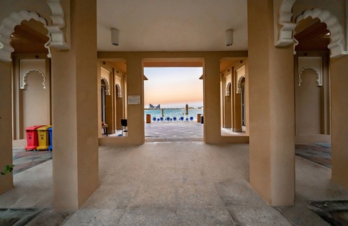 Palm Jumeirah Apartment | Top-Rated Luton Vacation Homes with Pool & Family Amenities