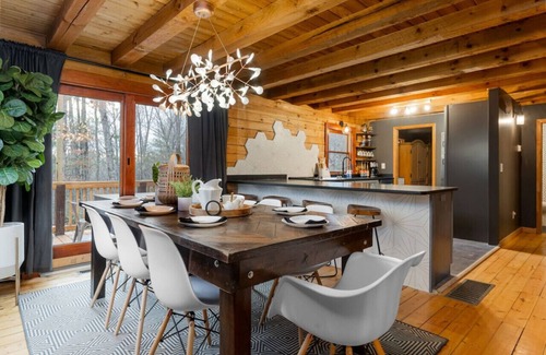 Fairview Cabin | Unforgettable HGTV Log Cabin with Hot Tub & Arcade Fun
