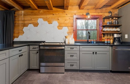 Fairview Cabin | Unforgettable HGTV Log Cabin with Hot Tub & Arcade Fun