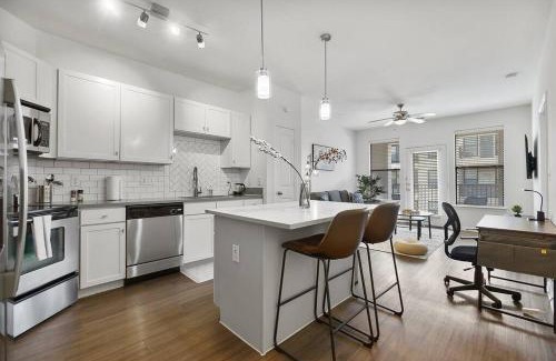 St. Edwards Apartment | Lux 1B Near Downtown