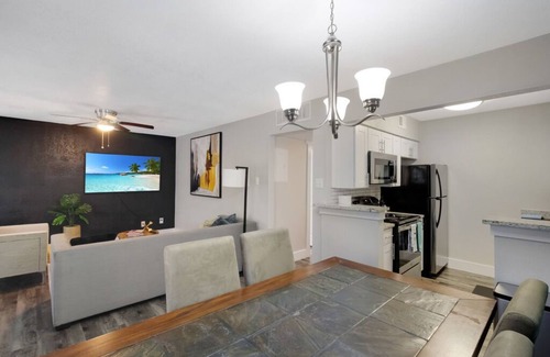 South Arlington Apartment | Lux 2bd King Bed, Park & Walk to AT&T, Global Life