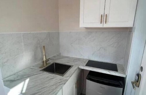 Nassau Apartment | LUX 4- Cozy 1-bed 1bath w/WiFi, AC in a beautiful neighborhood in Nassau city