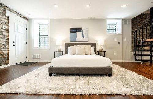 Pendleton House | Lux 4BR Townhome - City Views - Free Parking