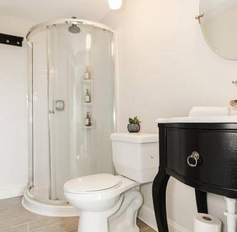 Pendleton House | Lux 4BR Townhome - City Views - Free Parking