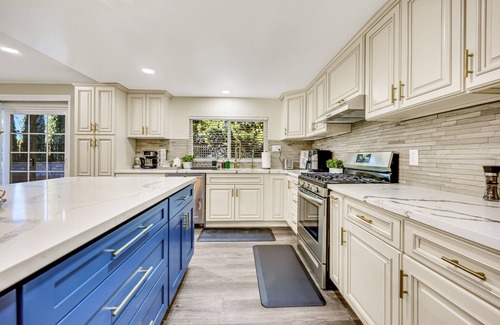 Estates at Canyon Crest House | Relaxing 5-Bedroom Retreat with Hot Tub & Breakfast Included
